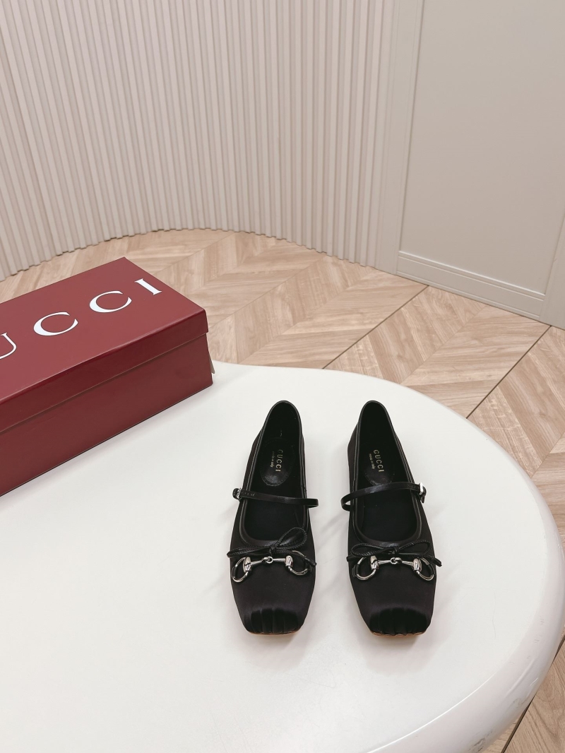 G*u*i flat shoes